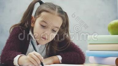 压力孩子做作业。 学习桌上的男孩用压力动作做作业。 懒惰的男孩在压力下做作业